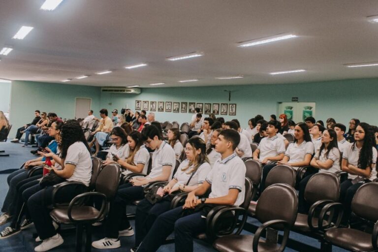 Durante Tribuna Livre, estudantes pedem revitalização da biblioteca pública municipal