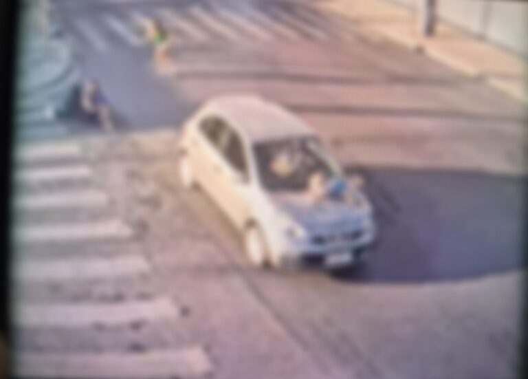 Mãe e criança de 1 ano são atropeladas em CG; bebê chegou a ficar sobre capô do carro