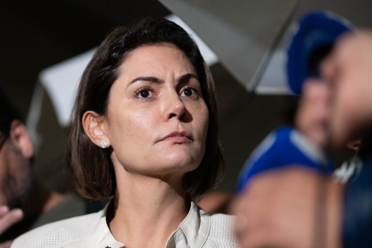 Moraes recebeu Michelle antes de transferir Bolsonaro para a Papudinha
