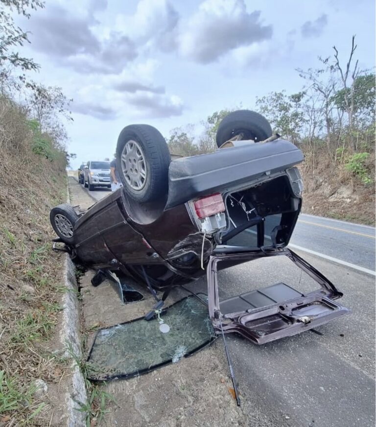 Policial militar fica ferido após capotar carro na BR-104, no Agreste da Paraíba