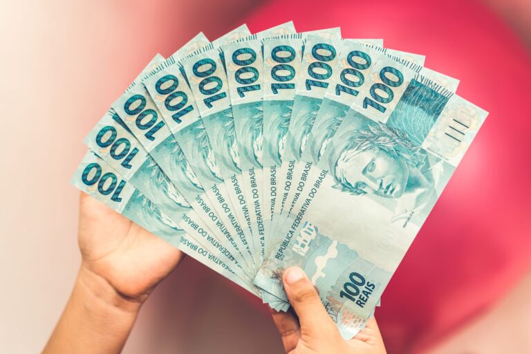 Novo salário mínimo de R$ 1.621 começa a ser pago nesta segunda-feira