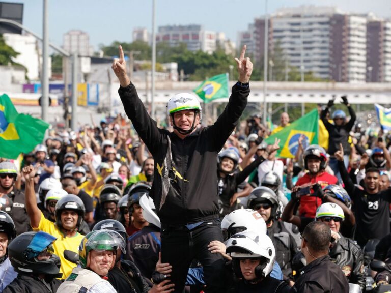 Bolsonaro é intimado a responder judicialmente por motociata em Campina Grande