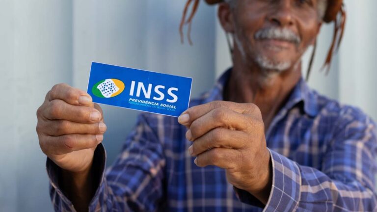 Beneficiários do INSS têm pagamento do 13º salário antecipado para abril e maio; veja calendário