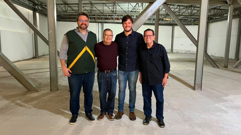 Olimpio Oliveira visita obras da Biblioteca José Pedrosa ao lado do filho do homenageado