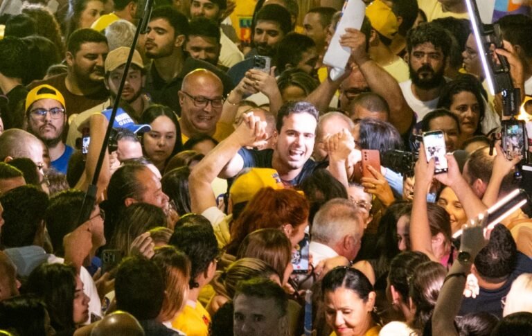 Lucas reúne apoiadores em caminhada no José Pinheiro e inaugura Comitê Central em Campina Grande